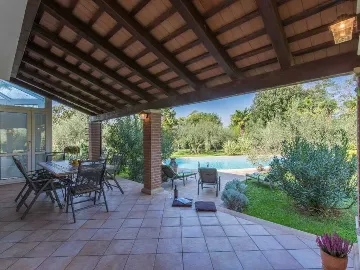 Poreč 5-Bedroom Villa with Pool and Garden
