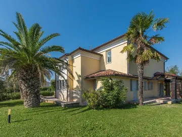 Poreč 5-Bedroom Villa with Pool and Garden
