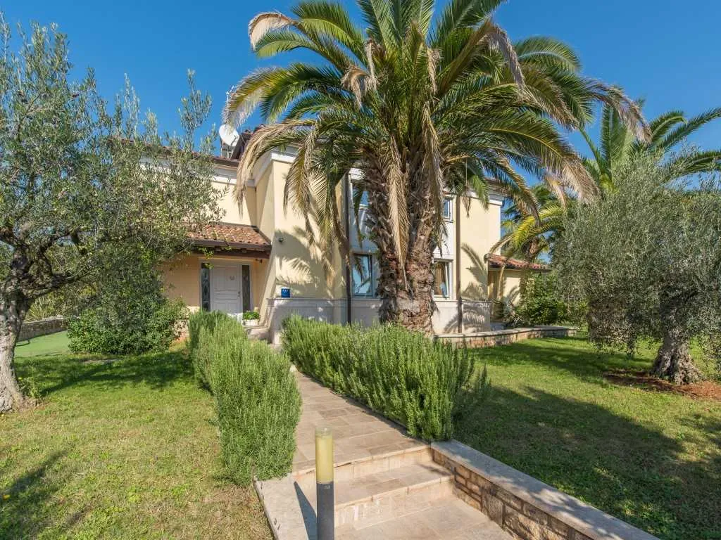 Poreč 5-Bedroom Villa with Pool and Garden