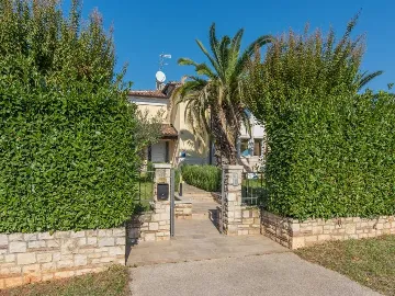 Poreč 5-Bedroom Villa with Pool and Garden