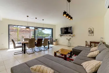 Villa with Pool in Grizane for up to 8 Guests