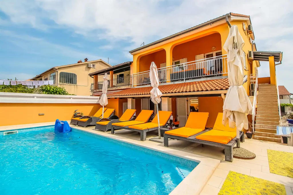Banjole Villa for 10 Guests with Heated Pool