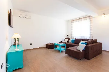 Jakovici Villa for 8 Guests with Pool & Jacuzzi