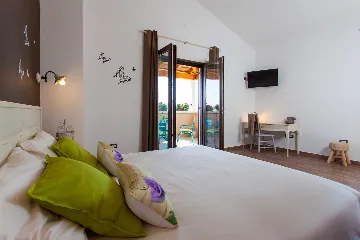 Jakovici Villa for 8 Guests with Pool & Jacuzzi