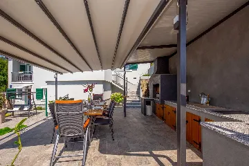 4-Bedroom Villa with Pool and Sea Views in Hreljin