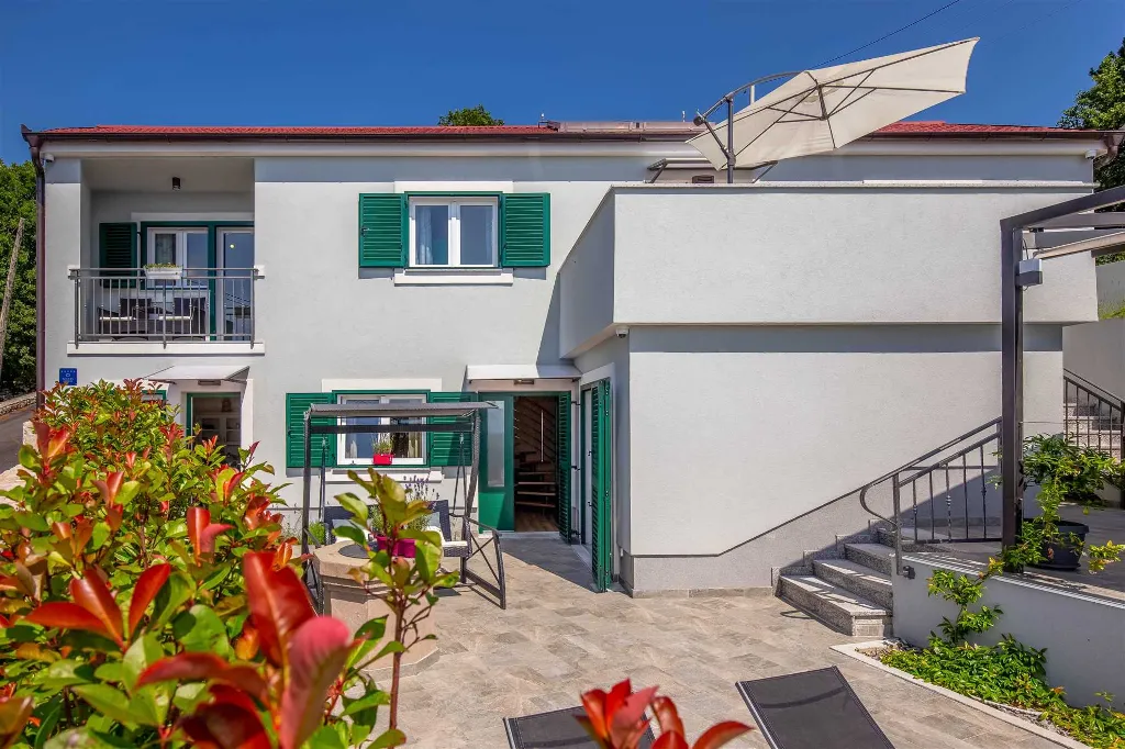 4-Bedroom Villa with Pool and Sea Views in Hreljin