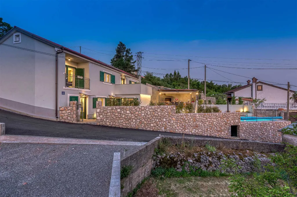 4-Bedroom Villa with Pool and Sea Views in Hreljin