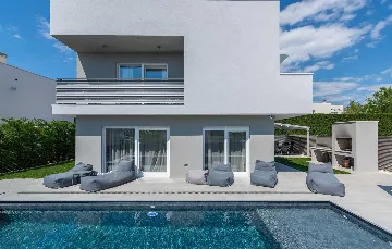 Villa with Private Heated Pool in Novigrad