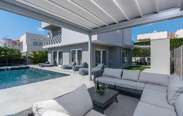 Villa with Private Heated Pool in Novigrad