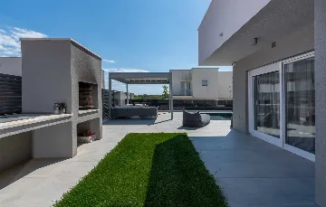 Villa with Private Heated Pool in Novigrad