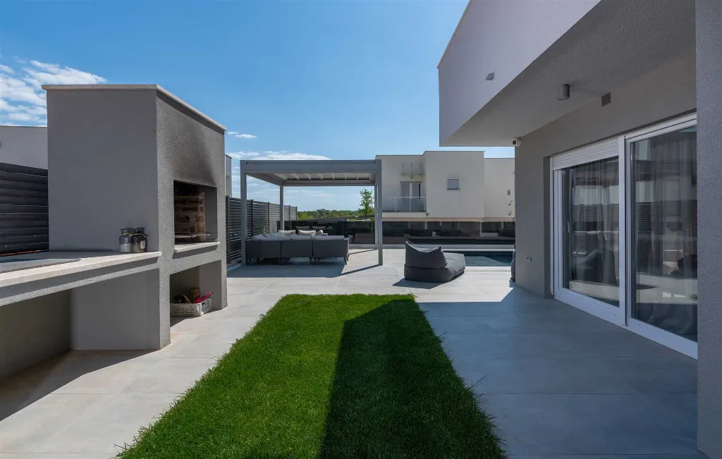 Villa with Private Heated Pool in Novigrad