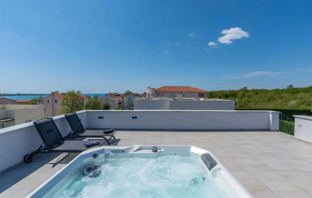 Villa with Private Heated Pool in Novigrad