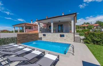 4-Bedroom Villa with Private Pool in Kaštelir