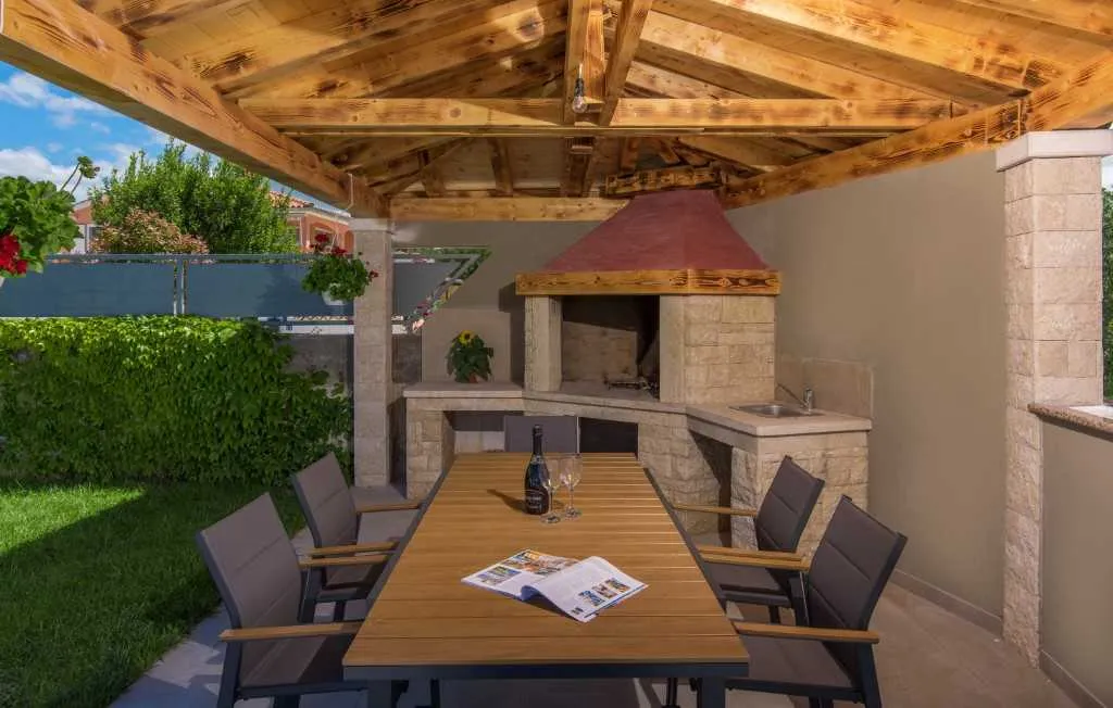 4-Bedroom Villa with Private Pool in Kaštelir