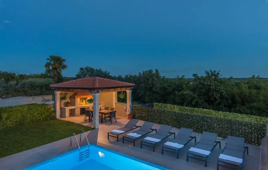 4-Bedroom Villa with Private Pool in Kaštelir