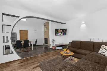 3-Bedroom Villa with Private Pool in Mali Golji