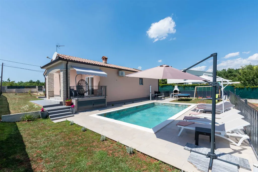 3-Bedroom Villa with Private Pool in Mali Golji