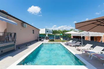 3-Bedroom Villa with Private Pool in Mali Golji