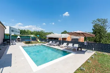 3-Bedroom Villa with Private Pool in Mali Golji