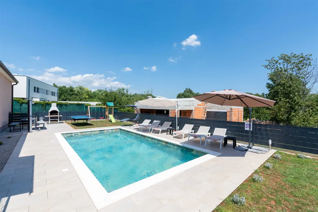 3-Bedroom Villa with Private Pool in Mali Golji