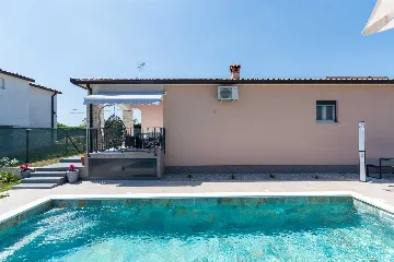 3-Bedroom Villa with Private Pool in Mali Golji