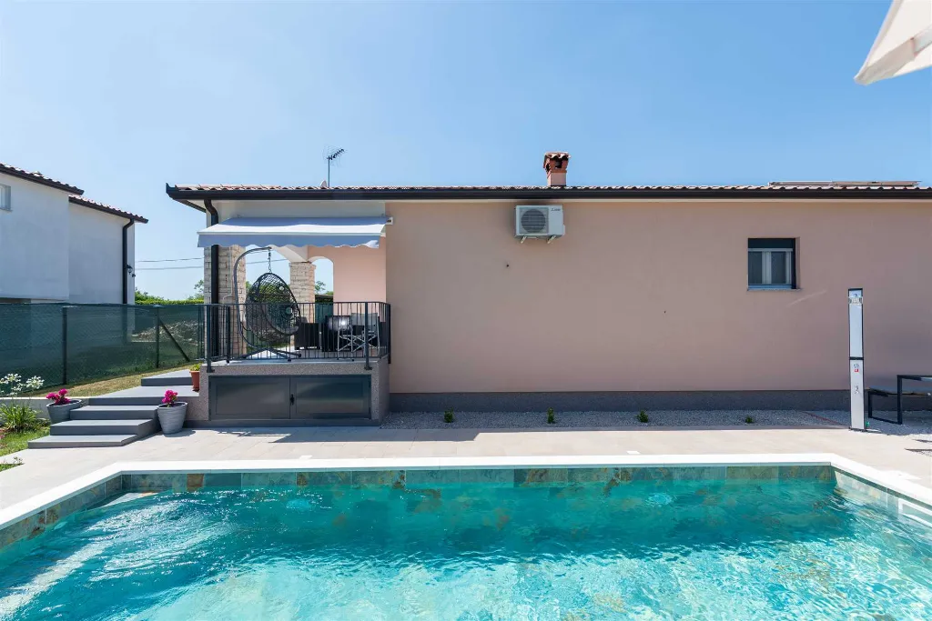 3-Bedroom Villa with Private Pool in Mali Golji
