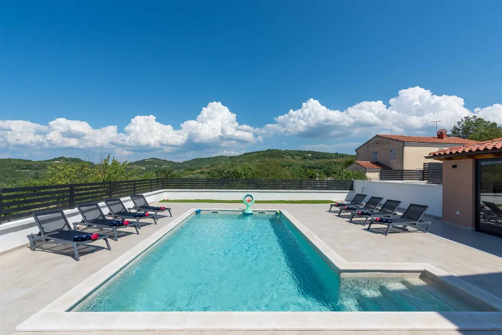 Karojba 4-Bedroom Villa for 8 with Pool