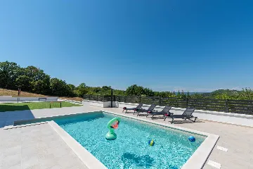 Karojba 4-Bedroom Villa for 8 with Pool