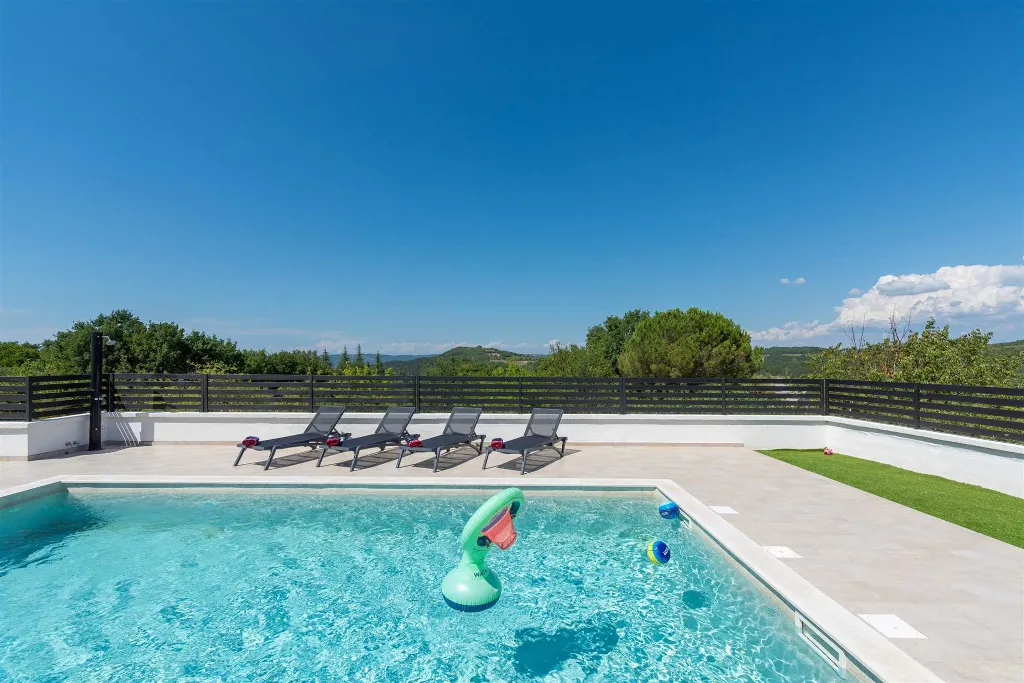 Karojba 4-Bedroom Villa for 8 with Pool