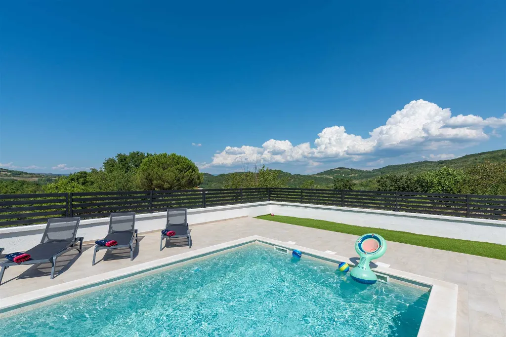 Karojba 4-Bedroom Villa for 8 with Pool
