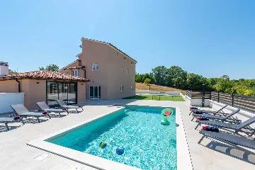 Karojba 4-Bedroom Villa for 8 with Pool