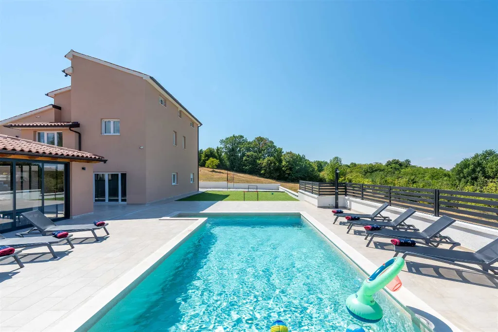 Karojba 4-Bedroom Villa for 8 with Pool