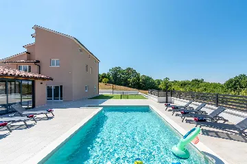 Karojba 4-Bedroom Villa for 8 with Pool