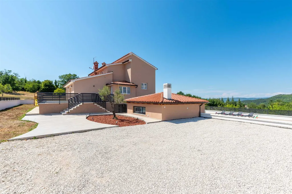 Karojba 4-Bedroom Villa for 8 with Pool