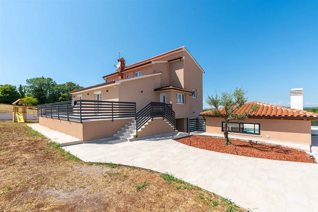 Karojba 4-Bedroom Villa for 8 with Pool