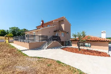 Karojba 4-Bedroom Villa for 8 with Pool