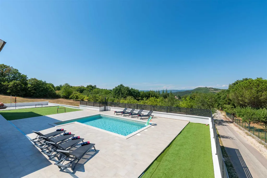 Karojba 4-Bedroom Villa for 8 with Pool