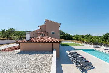 Karojba 4-Bedroom Villa for 8 with Pool