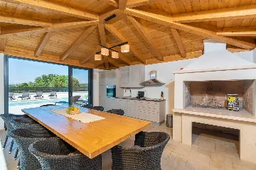 Karojba 4-Bedroom Villa for 8 with Pool