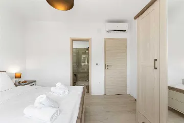 Karojba 4-Bedroom Villa for 8 with Pool