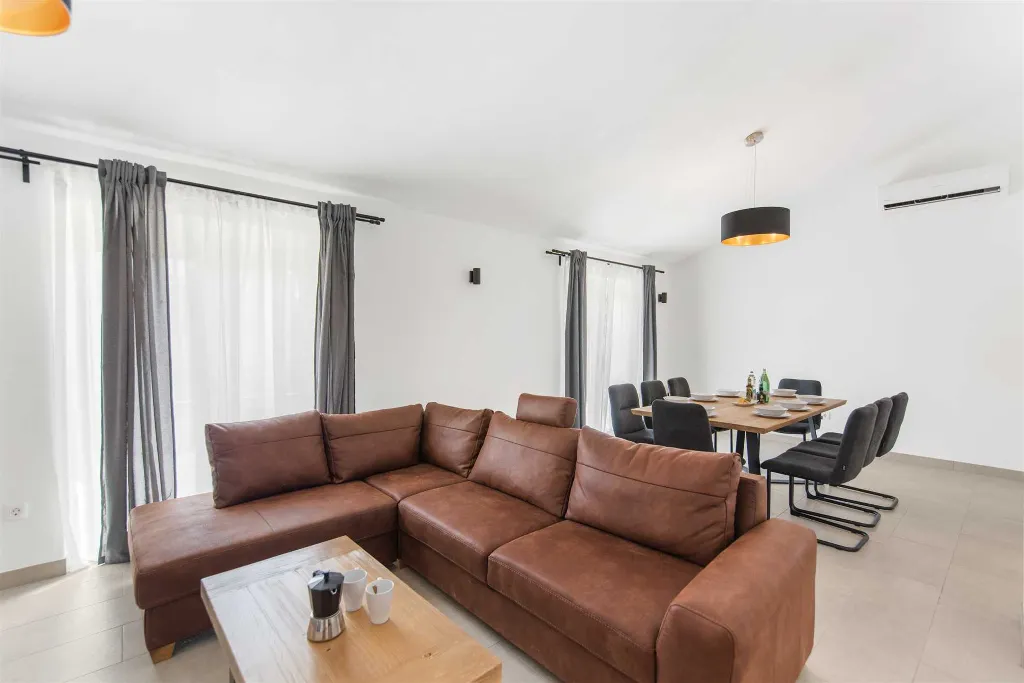 Karojba 4-Bedroom Villa for 8 with Pool