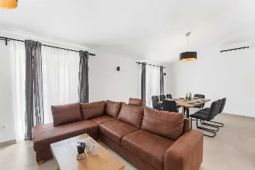 Karojba 4-Bedroom Villa for 8 with Pool