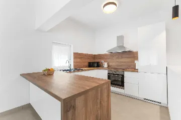 Karojba 4-Bedroom Villa for 8 with Pool