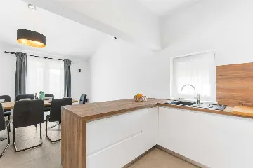 Karojba 4-Bedroom Villa for 8 with Pool