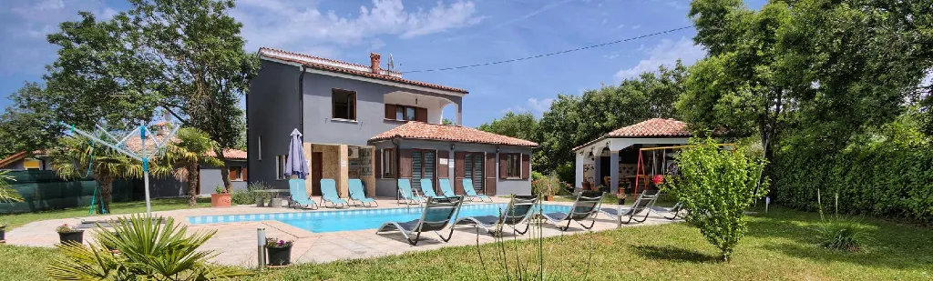 4-Bedroom Villa in Valtura with Private Pool