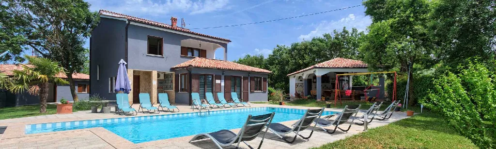 4-Bedroom Villa in Valtura with Private Pool