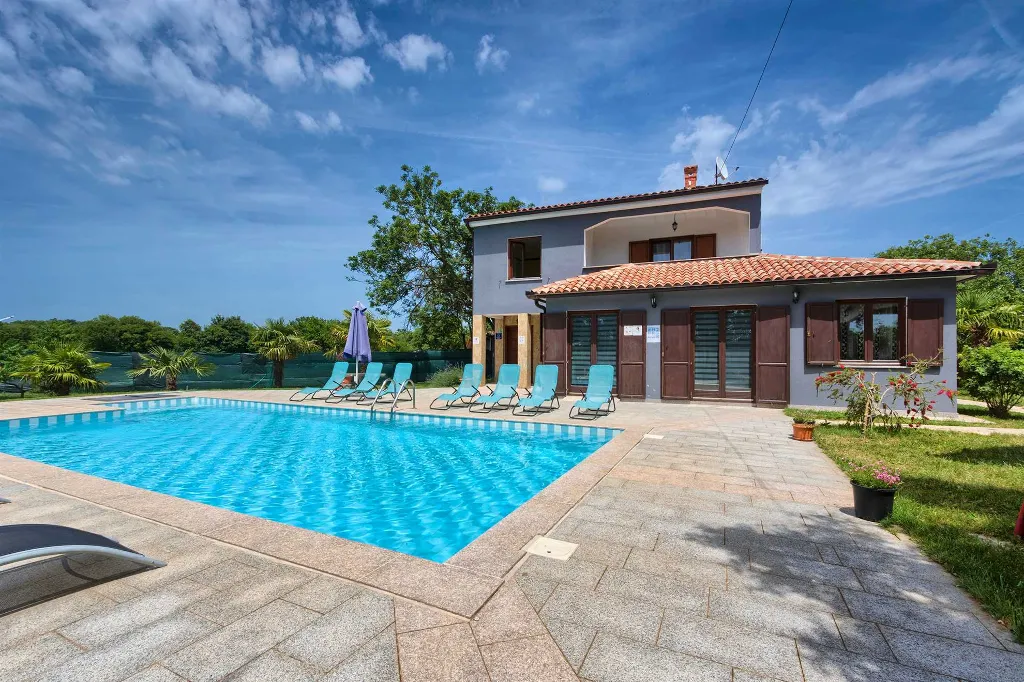 4-Bedroom Villa in Valtura with Private Pool
