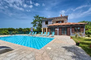 4-Bedroom Villa in Valtura with Private Pool