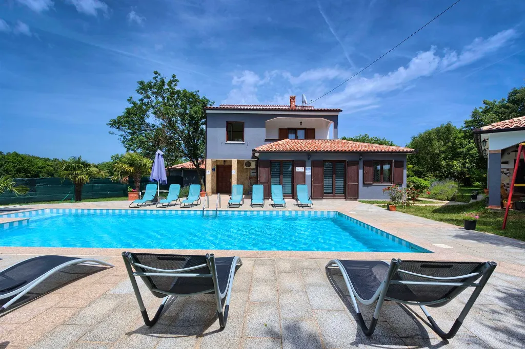 4-Bedroom Villa in Valtura with Private Pool