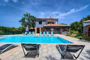 4-Bedroom Villa in Valtura with Private Pool